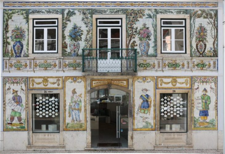 Viuva Lamego, Azulejos portugueses. Fachada da loja, construção antiga com a fachada revetida de azulejos portugues formando desenhos de vasos de flores