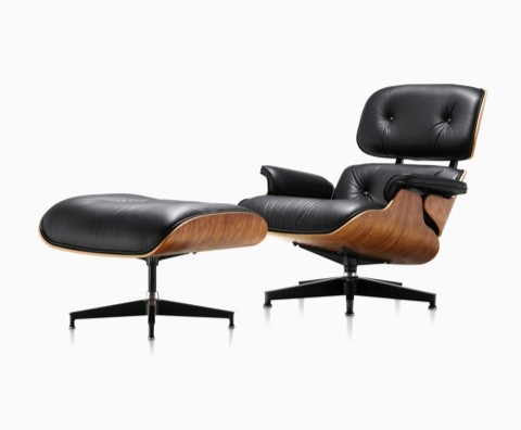 Eames Lounge Chair,indispensável nas casas mais antenadas. Poltrona preta em couro com puff na frente