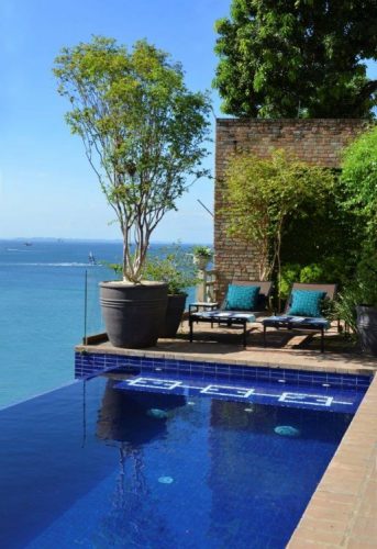 vista espetacular para a Baía de Todos os Santos, piscina com borda infinita e revestida de azulejos azuis