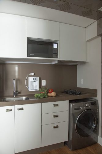 Apartamento de 40 m² com soluções para sua pequena metragem. Cozinha com bancada e fronstispcio marrom
