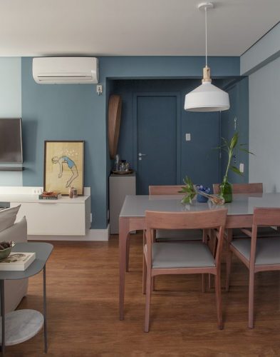 Apartamento de 40 m² com soluções para sua pequena metragem. Hall de entrada pintada de azul, inclusive a porta e teto