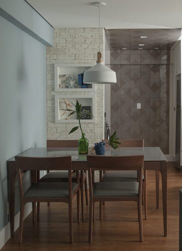 Apartamento de 40 m² com soluções para sua pequena metragem. Detalhe da parede de tijolinho na sala de estar