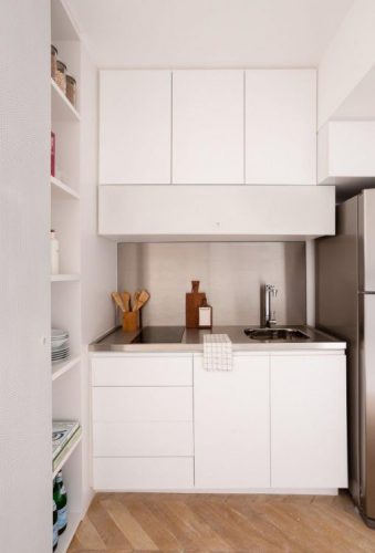 Um pequeno charmoso apartamento, situado na Vila Olímpia, com 45m² em edifício  que possui infraestrutura nas áreas comuns. Cozinha com armarios brancos.