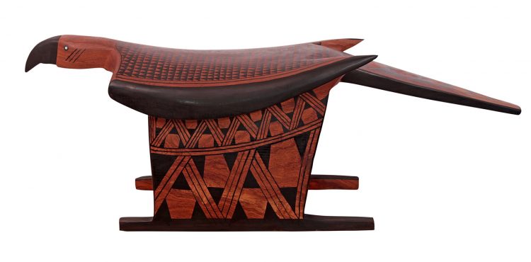 Arte popular brasileira. Banco em madeira lembrando uma arara, da reserva do Xingu