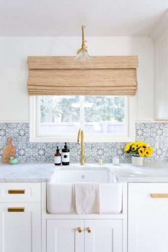 BACKSPLASH - Frontão,Recurso pode revigorar o visual da sua cozinha. Cozinha romatica com fronspicio com azulejo branco e azil, cuba larga 