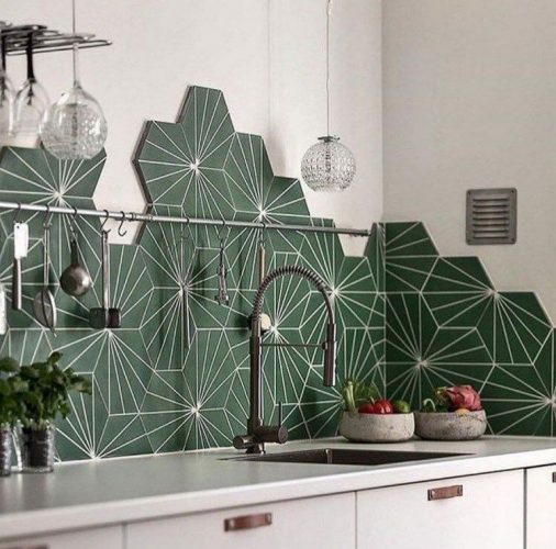 BACKSPLASH - Recurso pode revigorar o visual da sua cozinha. Frontão ou fronspicio com colocação com forma orhanica, tipo inacabado. Hexagonal verde.