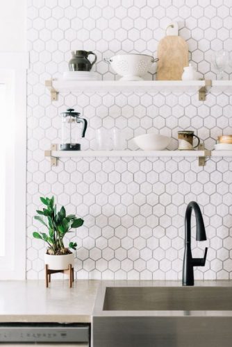 BACKSPLASH - Recurso pode revigorar o visual da sua cozinha. Frontão ou fronspicio com revestimento hexagonal