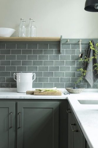 BACKSPLASH - Recurso pode revigorar o visual da sua cozinha. Frontão ou fronspicio cinza