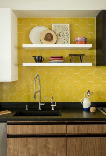 BACKSPLASH - Recurso pode revigorar o visual da sua cozinha. Frontão ou fronstpicio com revestimento amarelo hexagonal