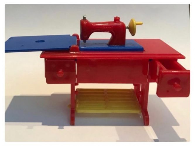 Maquina de costura para casa de bonecas. Minima e colorida com vermelho, azul e amarelo.