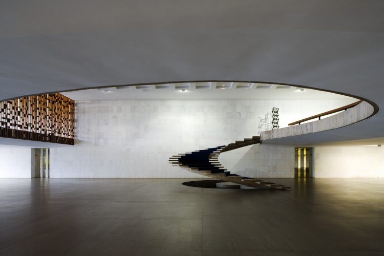 Lúdica e funcional, a magia das escadas helicoidais. Foto da escada no Palacio do Itamaaty, um espaço livre com uma escada escultural
