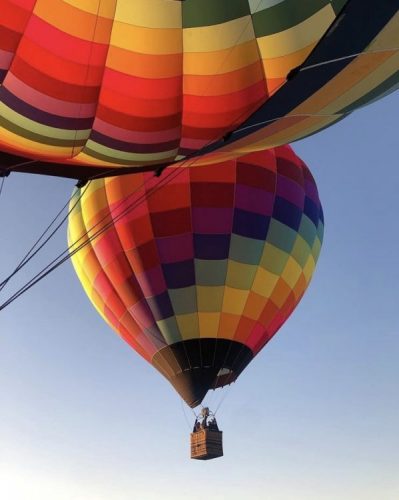 Guia para a criativiadade. Foto de um balão super colorido subindo