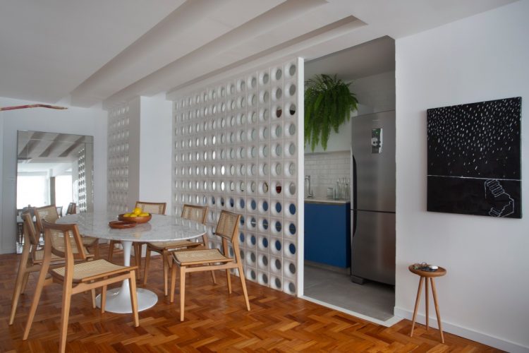 O cobogó é um elemento da arquitetura e design brasileiros. Elemento vazado criando uma parede de divisão da cozinha para a sala de jantar.