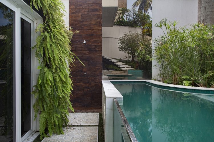 Casa com uma piscina em blocos com diferentes níveis.