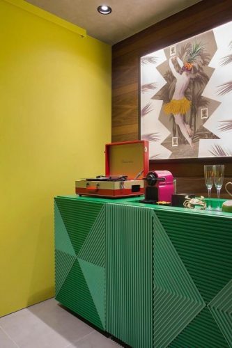 O poder das cores na decoração, parede amarela, aparador verde, cafeteira rosa 