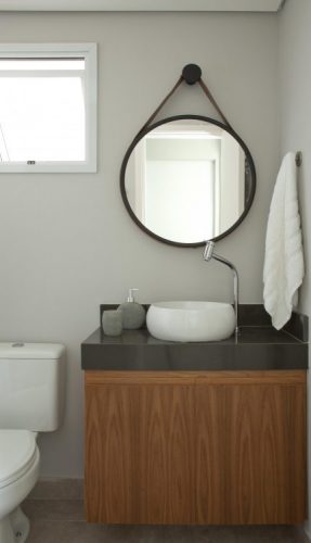 O espelho Adnet na decoração já virou um clássico, na lavabo