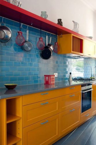 O poder das cores na decoração, cozinha com azulejos azuis, prateleira vermelha e armario amarelo