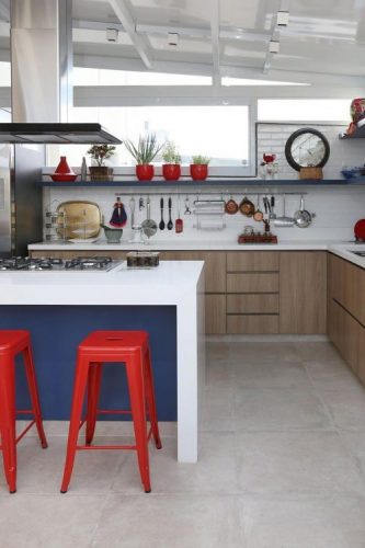 O poder das cores na decoração, cozinha branca com bancos vermelhos e balcão azul