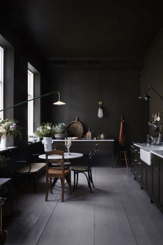 O poder das cores na decoração, cozinha com tonalidades de preto na parede, armarios, piso e cadeiras