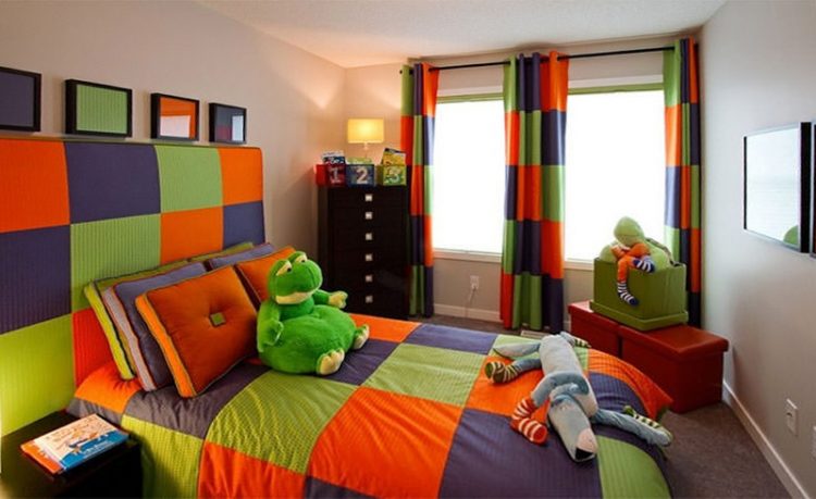 O poder das cores na decoração, quarto infantil com colcha, cortina e cabeceira em tecido xadrez nas cores: laranja, verde e azul