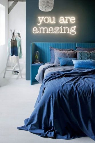 O poder das cores na decoração, quarto com tonaliades de azul na parede, roupa de cama e cabeceira