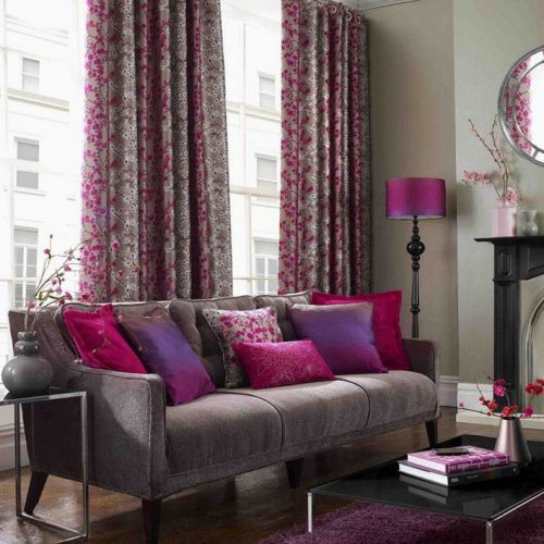 O poder das cores na decoração, sofá cinza com almofadas roxas 