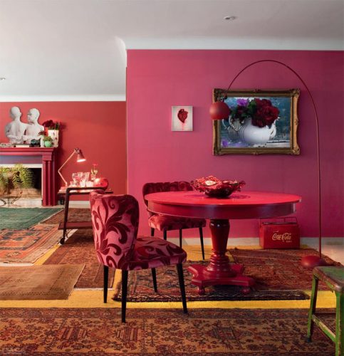 O poder das cores na decoração, sala com tonalidades de rosa nas paredes, na mesa redonda e nas cadeiras
