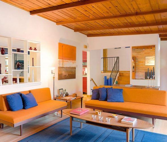 O poder das cores na decoração, sala com sofá laranja e almofadas azuis