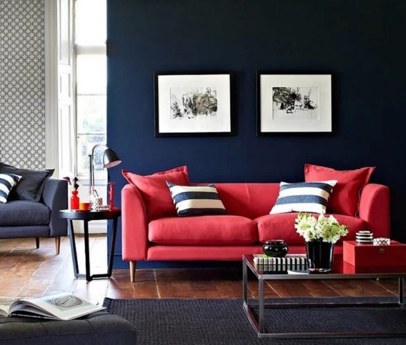 O poder das cores na decoração, sala com parede azul e sofá rosa