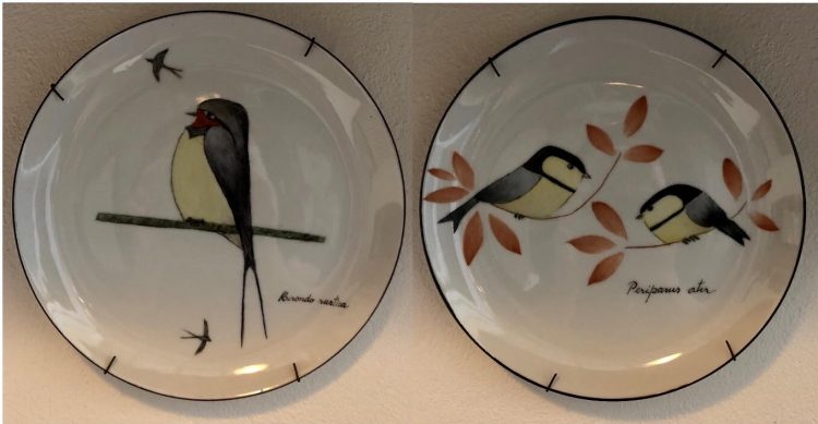 Pratos de porcelana pintados a mão com passarinhos