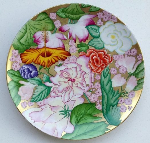 Prato de porcelana pintado a mão , fundo dourado e flores