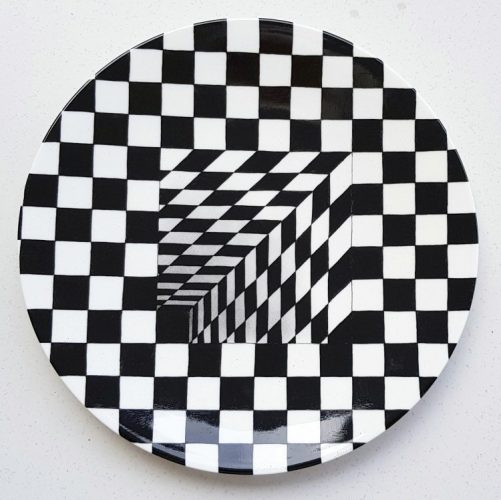 Porcelana prato pintado a mão com xadrex preto e branco