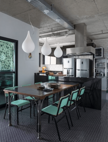 AZULEJO DE METRÔ: IDEIAS PARA SE INSPIRAR, cozinha estilo industrial, cadeiras azuis retro 