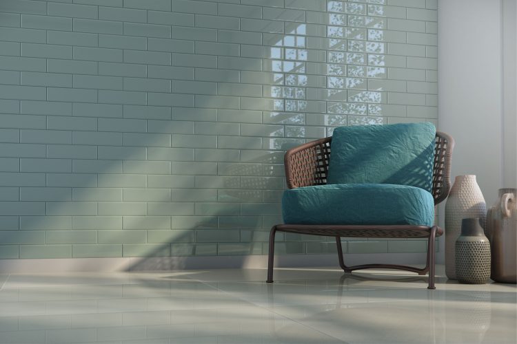 AZULEJO DE METRÔ: IDEIAS PARA SE INSPIRAR, parede inteira com os tijolinhos na cor aul clara e na frente uma cadeira de palha com estofado azul