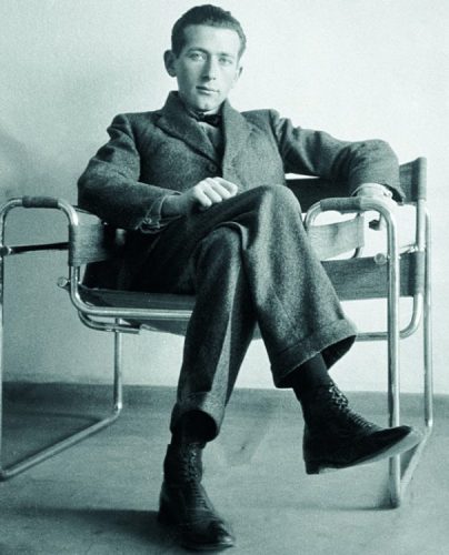 O húngaro Marcel Breuer sentado na poltrona que desenhou, Wassily 