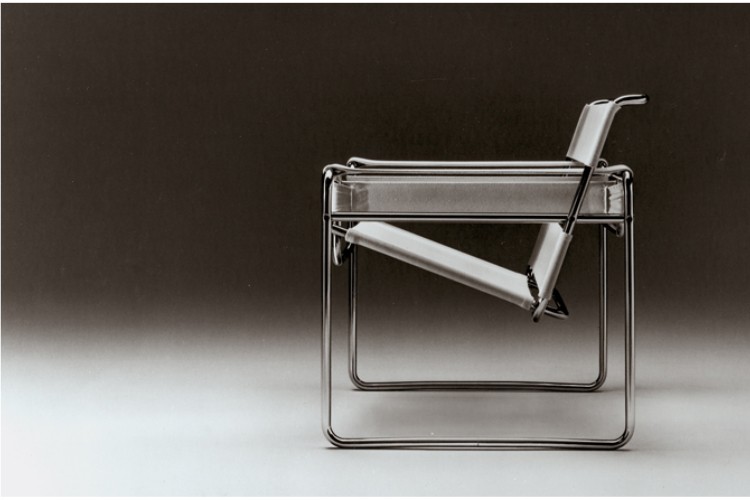 Wassily Chair. Poltrona Wassily design de Marcel Breuer. Foto de lado da poltrona eveidencaindo seu desenho tubular