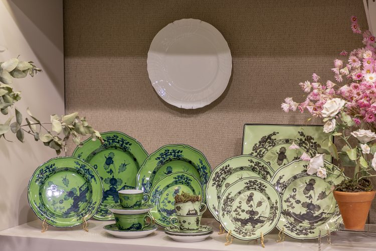 Loja de objetos de decoração, pratos de porcelana estampados na cor verde