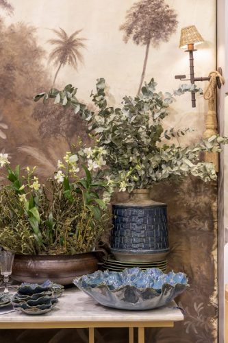Loja de moveis e objetos decorativos, saladeira azul, vaso de planta azul com folhagnes de eucalipto