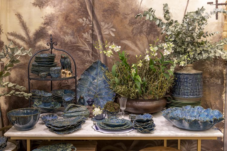 Loja de moveis e objetos decorativos. Mesa com louça azul no formato de folhas e saladeiras