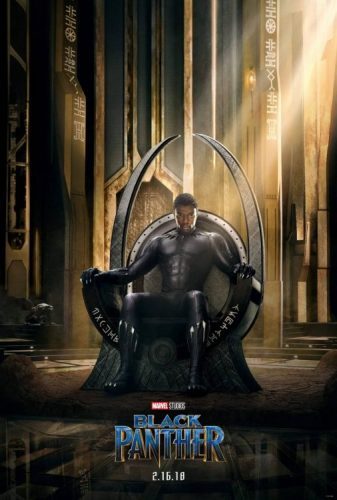 ator Chadwick Boseman, recentemente falecido, foi fotografado numa cadeira de formas parecidas, porém futuristas, para o cartaz de seu último filme, Pantera Negra, da Disney.