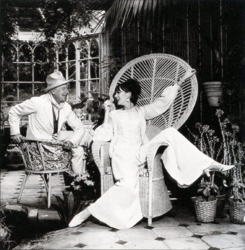 Cadeira Pavão, de viem com encosto alto. As Peacocks eram estrelas das propagandas de móveis e os fotógrafos estavam obcecados por ela, especialmente o famoso Cecil Beaton.