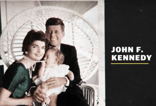 Familia Kennedy sentada na poltrona Pavão. Homen, mulher e uma criança no colo na foto antiga