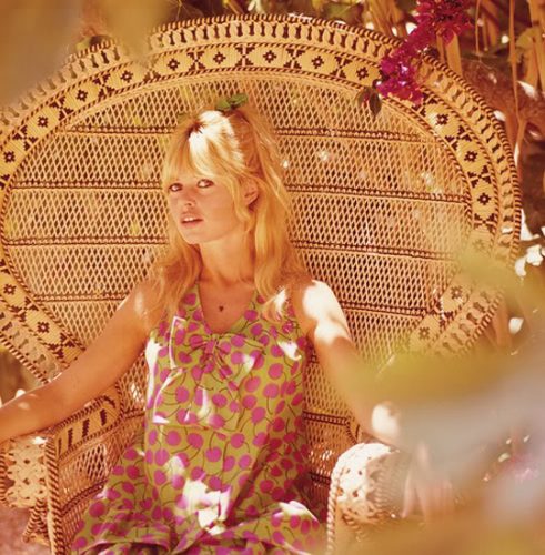 Foto de Brigitte Bardot na cadeira Pavão