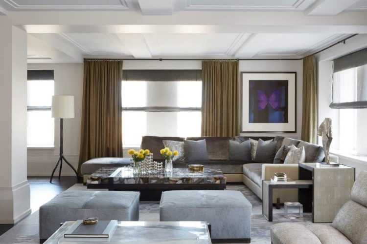 Apartamento sofisticado em NY. Ampla sala com janelas, sancas no teto, sofá em L marrom