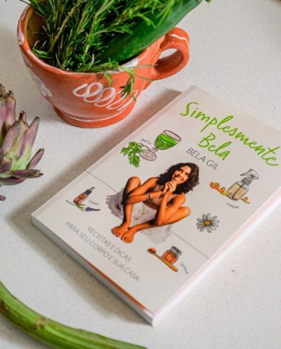 Bela Gil apresentam mudanças que começam pela cozinha, livro da apresentadora com uma foto dela na capa , simplesmente Bela