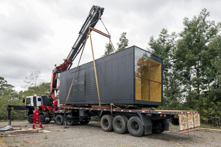 Casas Modulares, sistemas pré-fabricados sendo transportada no caminhão 