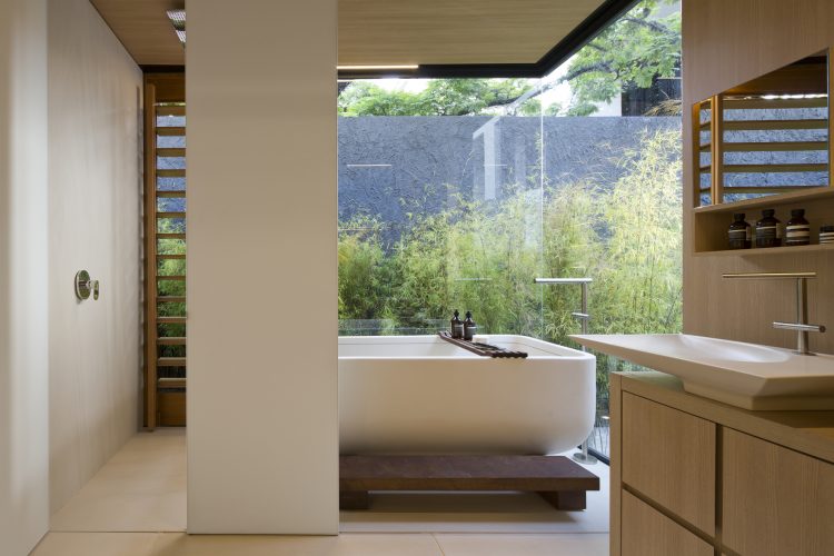 Casas Modulares, sistemas pré-fabricados. Banheiro com uma banheira e vidros nas laterais