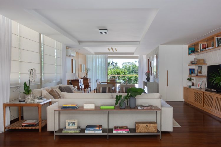 Sala ampla e clara com sofás claros