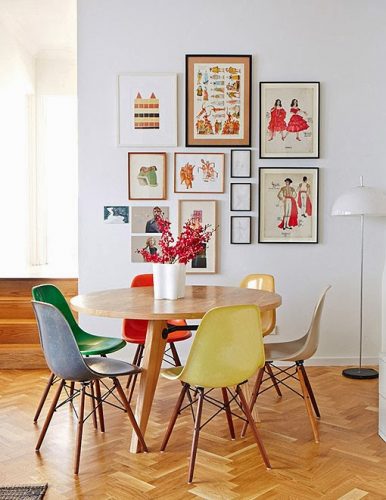 seleção de 10 cadeiras icônicas do design, DWS. Cadeiras coloridas com os pés em madeira