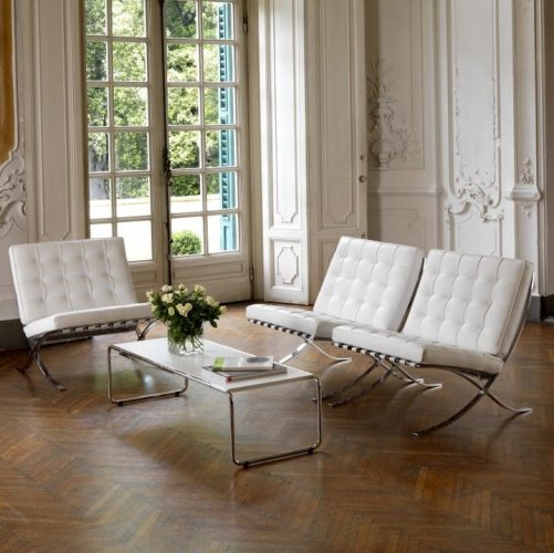 seleção de 10 cadeiras icônicas do design, cadeira Barcelona em couro branco. Ambiente clássico com duas poltronas em couro branco e e metal